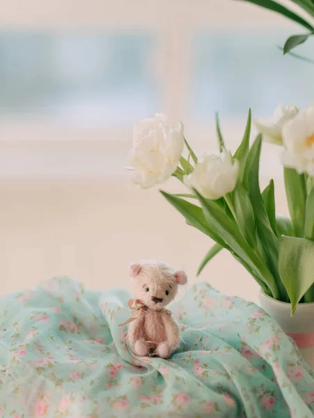 Ours en peluche et un bouquet — Photo