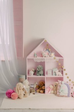 bir çocuk odası güvenli oyuncaklar ile