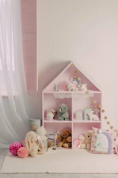Una habitación para niños con caja fuerte de juguetes —  Fotos de Stock