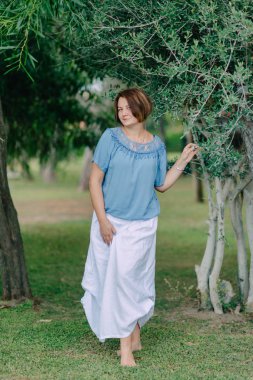 Parkta Kadın kılığında bir ağacın altında