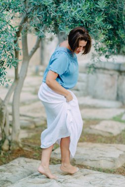 Parkta Kadın kılığında bir ağacın altında