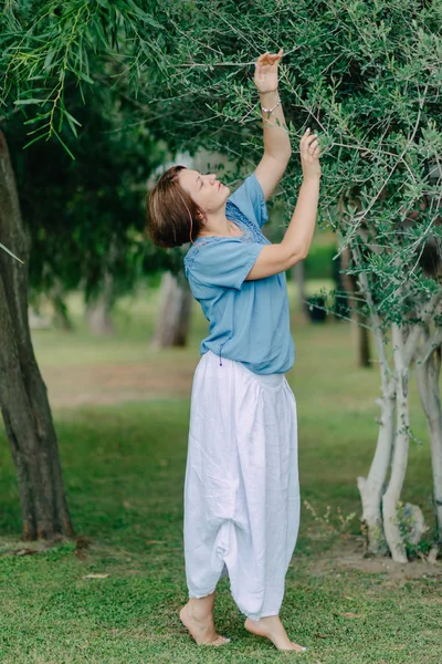 In het Park onder een boom vrouw poseren — Stockfoto