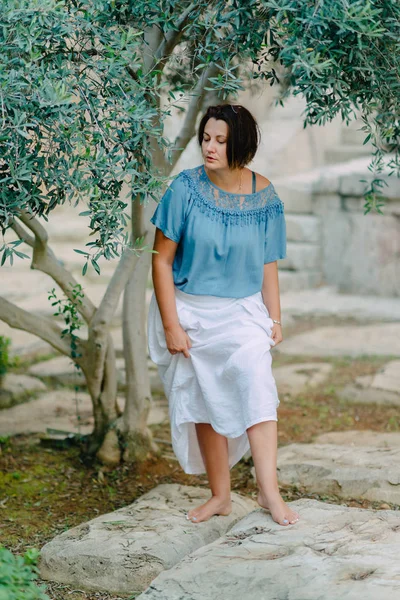 En el Parque bajo un árbol posando mujer — Foto de Stock