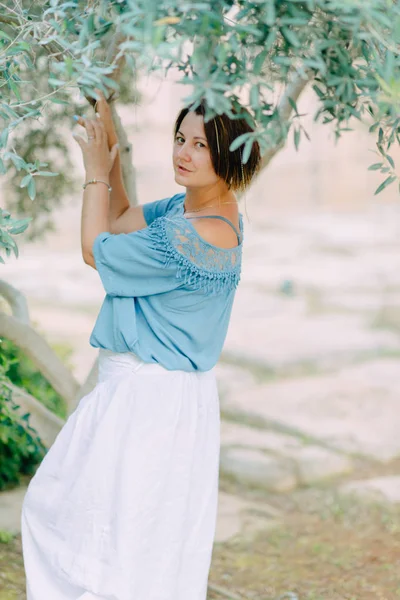 Im Park unter einem Baum posierende Frau — Stockfoto