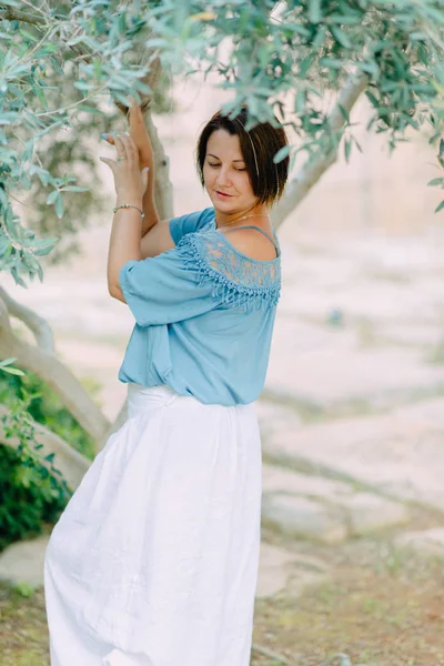 Im Park unter einem Baum posierende Frau — Stockfoto