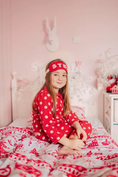 Una chica con una venda para dormir sentada en la cama —  Fotos de Stock