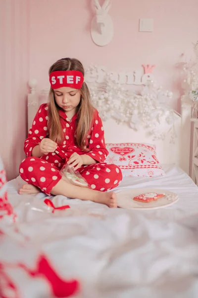 Una chica con una venda para dormir sentada en la cama —  Fotos de Stock