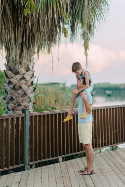 parkta yürüyüş baba ile oğlu