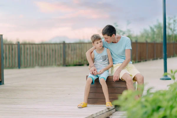 Figlio con il padre che cammina nel parco — Foto Stock