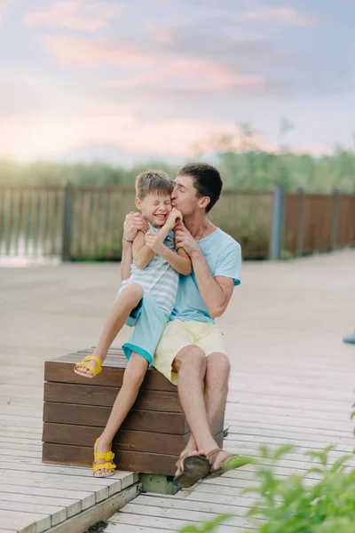 Sonen med Fadern promenader i parken — Stockfoto