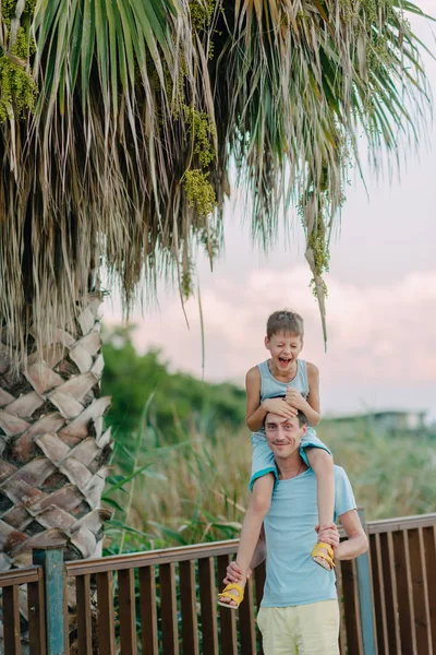 Filho com o pai andando no parque — Fotografia de Stock