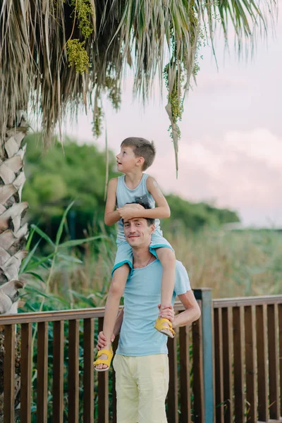 Fils avec le père marchant dans le parc — Photo