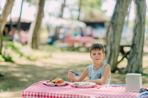 Bir yaz parkta çocuk yiyor — Stok fotoğraf