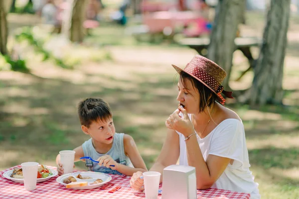 Camping madre e hijo comiendo —  Fotos de Stock