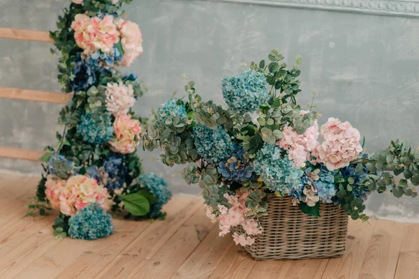 Bouquet of hydrangeas in the basket — Stock Photo, Image