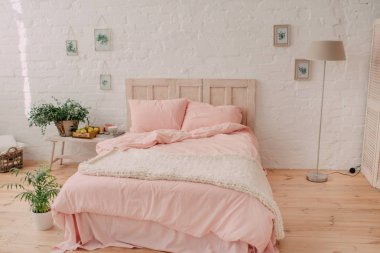 büyük yataklı yatak odası