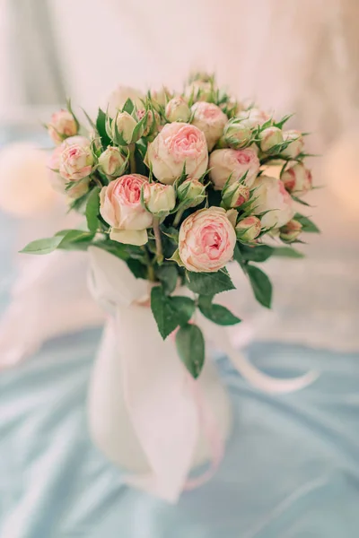 En bukett med rosa rosor i en vas — Stockfoto