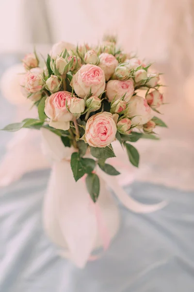 En bukett med rosa rosor i en vas — Stockfoto