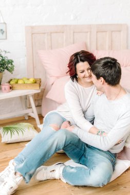 İki katta oturan aşk içinde