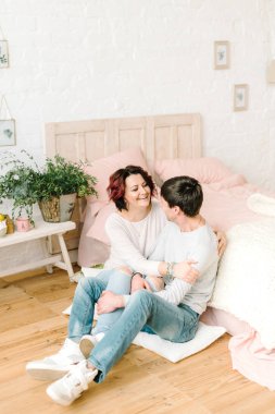 İki katta oturan aşk içinde