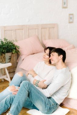 İki katta oturan aşk içinde