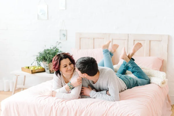 Pareja enamorada en la cama —  Fotos de Stock