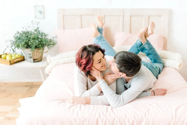 Pareja enamorada en la cama — Foto de Stock