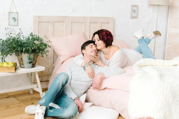 Pár v lásce na posteli — Stock fotografie
