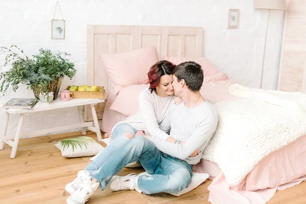 Par i kärlek sitter på golvet — Stockfoto