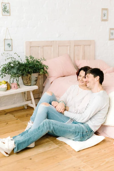 Couple in love sitting on the floor — Stock Photo, Image