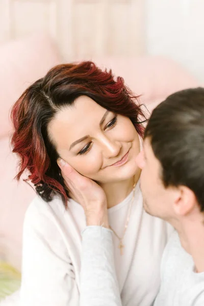 Pareja enamorada abraza —  Fotos de Stock