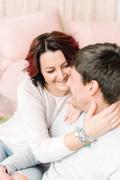 Pareja enamorada abraza —  Fotos de Stock