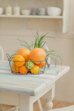 Masada bir sepet narenciye