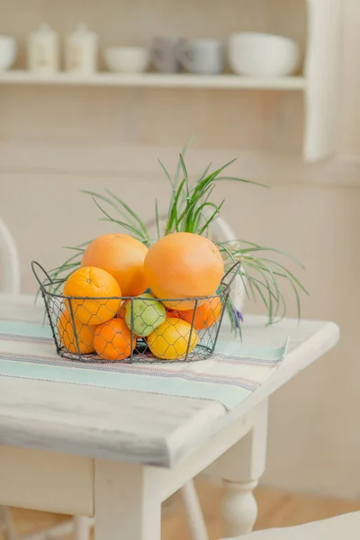 Na mesa uma cesta de frutas cítricas — Fotografia de Stock