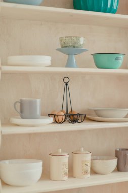 Yemekleri ile ahşap raf