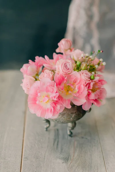 Ramo de tulipanes rosados en un jarrón de plata — Foto de Stock