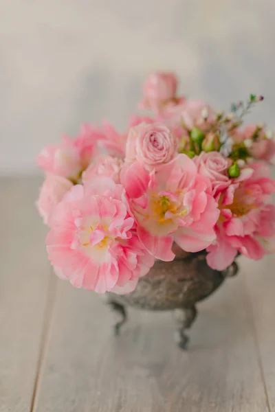 Buquê de tulipas cor de rosa em um vaso de prata — Fotografia de Stock