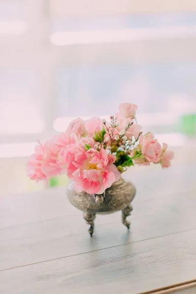 Bouquet di tulipani rosa in vaso d'argento — Foto Stock