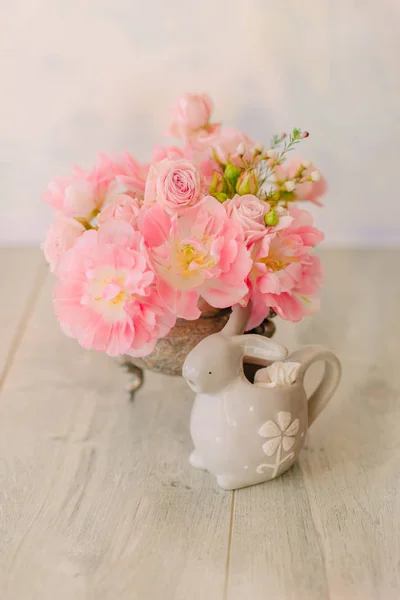 Porzellankaninchen und ein Strauß Tulpen — Stockfoto