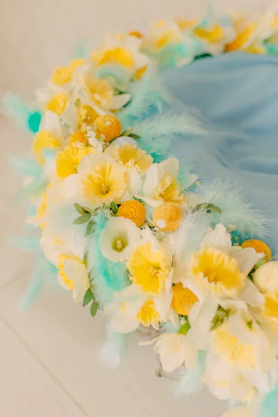 Una corona de flores de narcisos — Foto de Stock