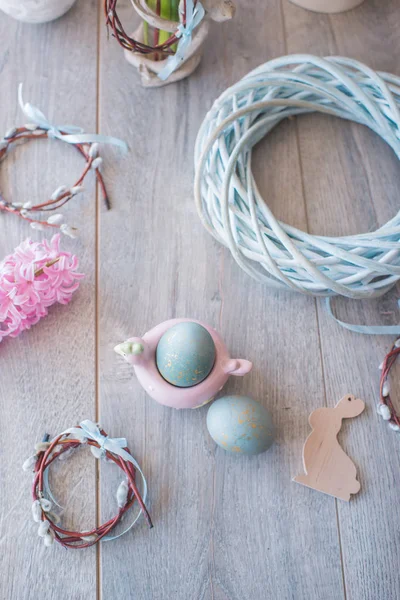 Paskalya yumurtaları bir hasır yuva ve sümbül — Stok fotoğraf