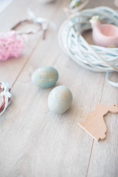 Пасхальные яйца в плетеном гнезде и гиацинте — стоковое фото