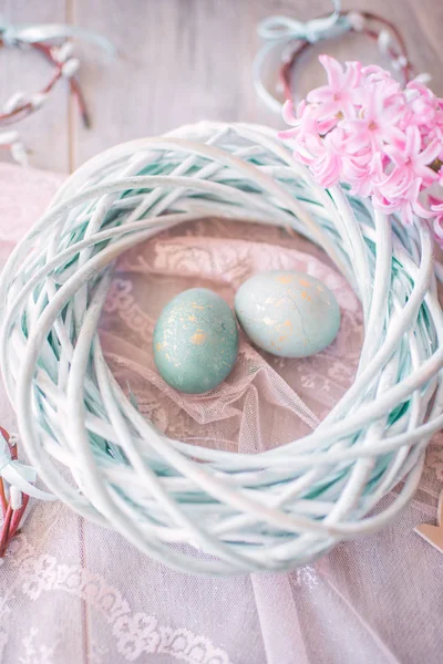 Velikonoční vejce v proutěném hnízdě a hyacinth — Stock fotografie