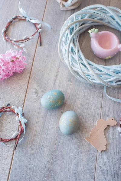 Huevos de Pascua en un nido de mimbre y jacinto — Foto de Stock