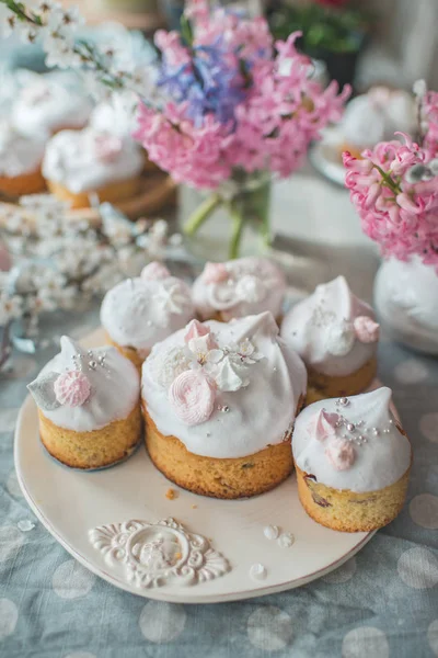 Osterkuchen und Hyazinthen — Stockfoto