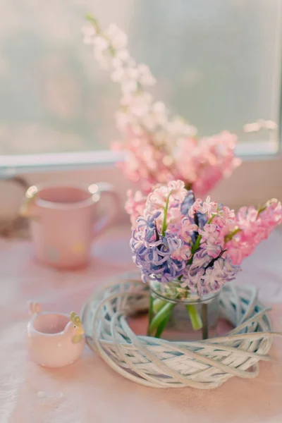 Ramo de jacinto rosa en un jarrón — Foto de Stock