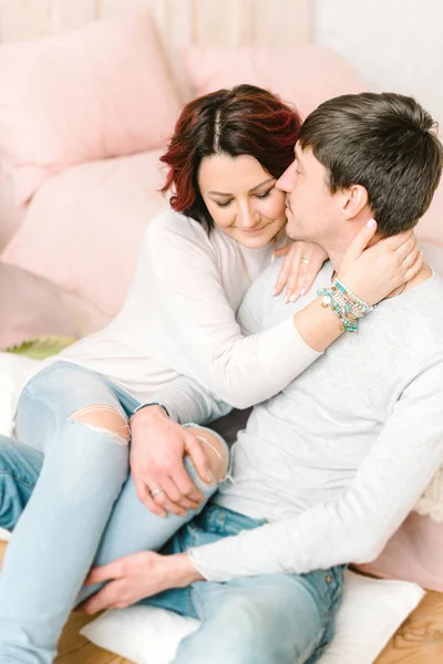 Casal apaixonado sentado no chão — Fotografia de Stock