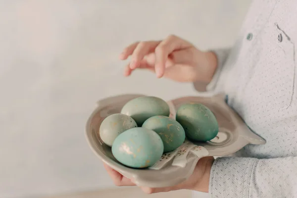 Niño con huevos de Pascua — Foto de Stock