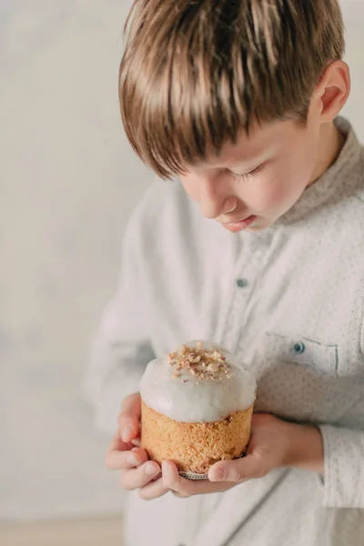 Junge mit Osterkuchen in der Hand — Stockfoto