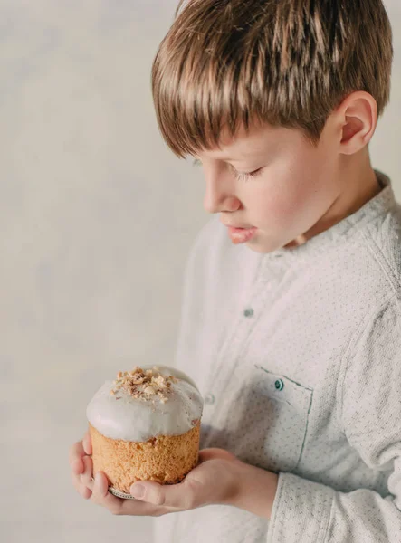 Chłopiec z wielkanocne ciasto w ręku — Zdjęcie stockowe